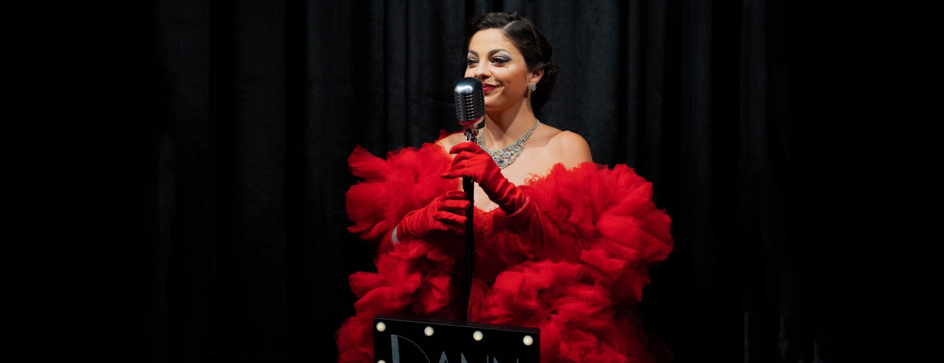 chanteuse-danseuse-cabaret-evenementiel-retro-entertainer